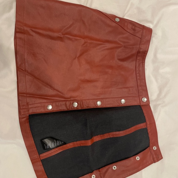 Faux Leather skirt with buttons - Picture 5 of 6